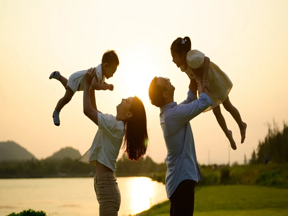 Una familia al atardecer